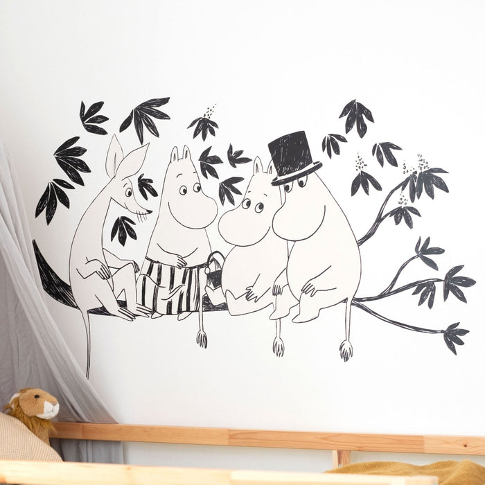 Autocollant mural de la famille Moomin sur un arbre