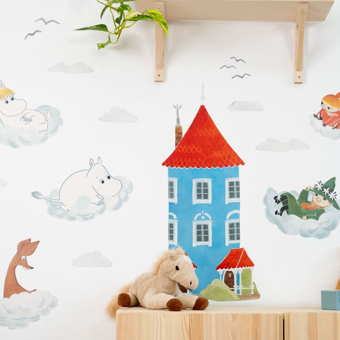 Adesivo murale con piccola casa dei Moomin e nuvole